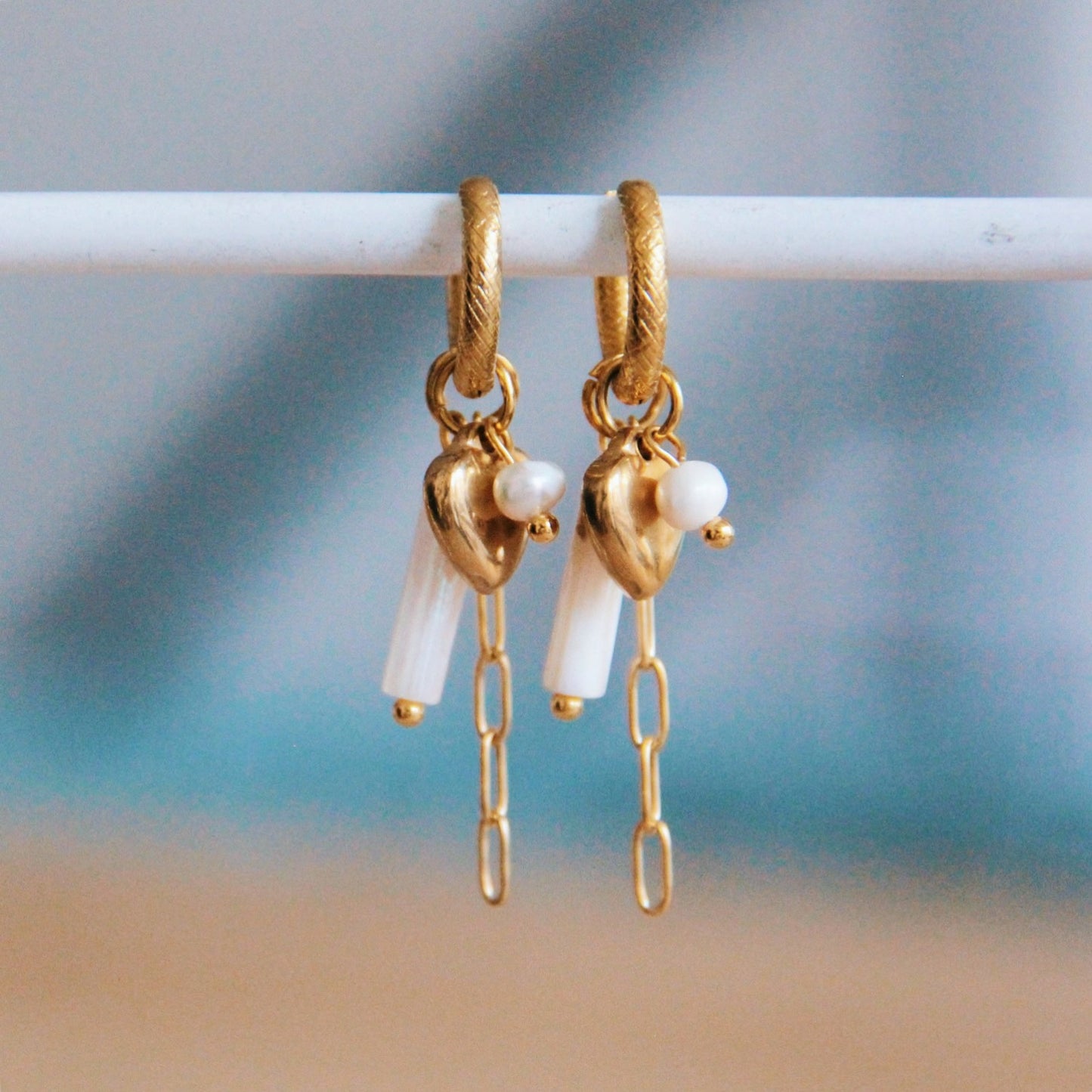 Bazou stainless steel worked creole with tube, heart and chain – mother of pearl/gold SO729)