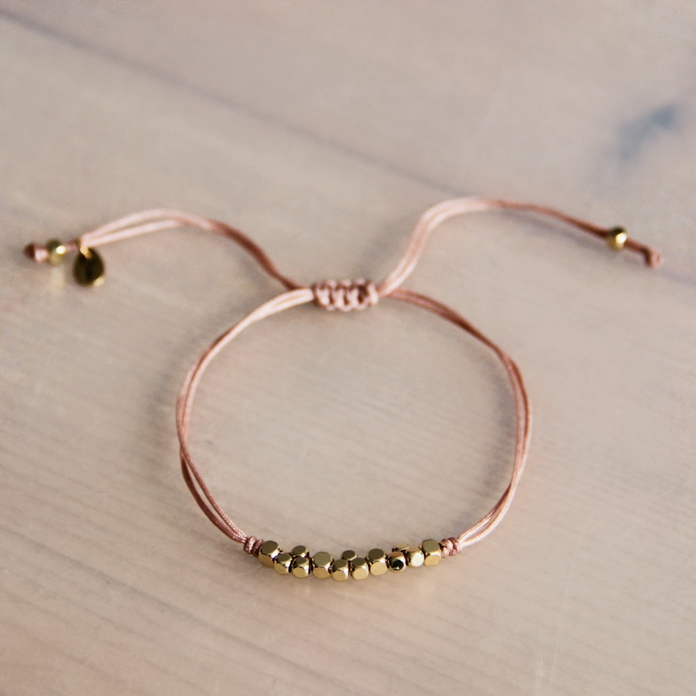 Bazou Satin Bracelet with Gold-Colored Cubes – Old Pink/Gold – FW151