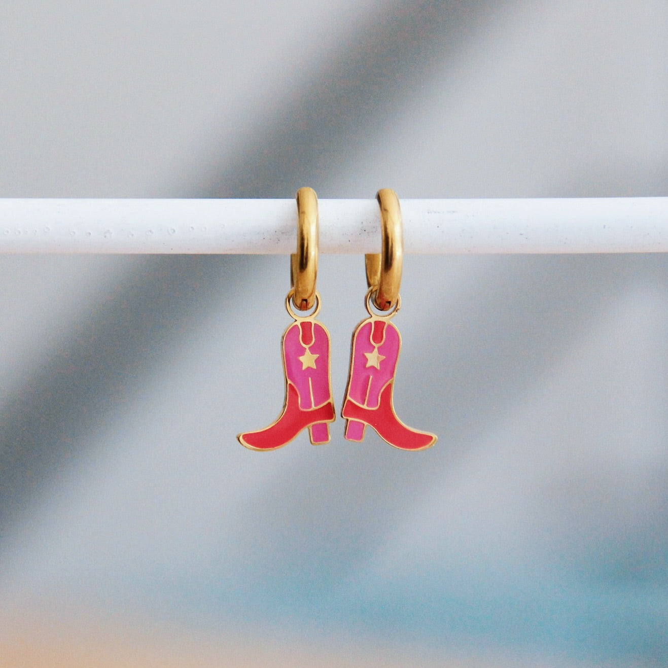 Bazou stainless steel hoop earrings with cowboy boots – red/pink – CB3121